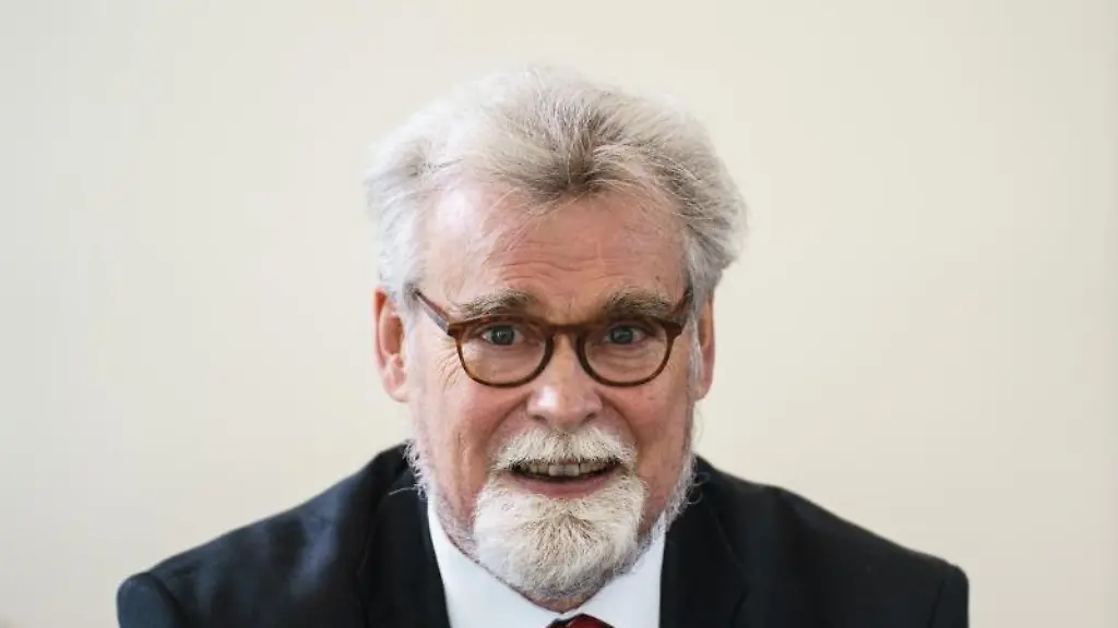 Herbert-Mertin-FDP-Justizminister-von-Rheinland-Pfalz-sitzt-in-der-Staatskanzlei