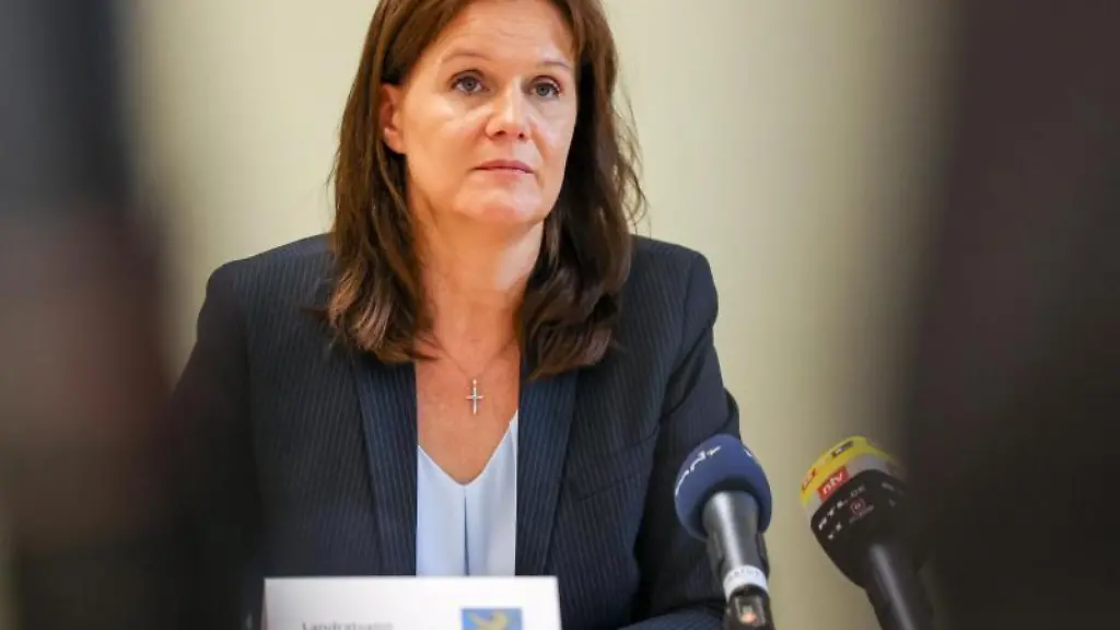 Antje-Hochwind-Schneider-SPD-Landraetin-vom-Landkreis-Kyffhaeuser-spricht-bei-einer-Pressekonferenz