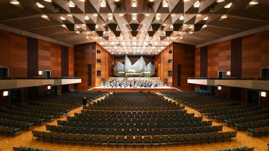 Die-Nuernberger-Symphoniker-proben-im-Grossen-Saal-der-Meistersingerhalle-Nuernberg