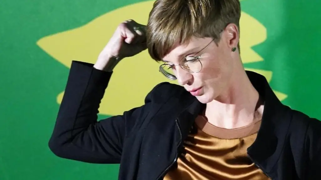 Anne-Shepley-klopft-sich-bei-der-Wahlparty-von-Buendnis-90-Die-Gruenen-auf-den-Kopf