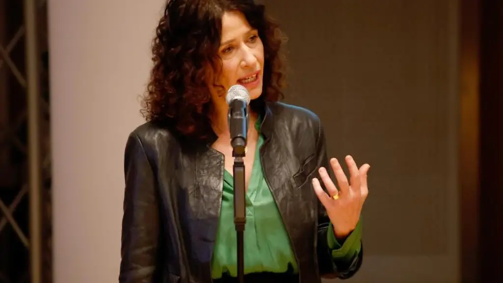 Bettina-Jarasch-spricht-bei-der-Vorstellung-des-Koalitionsvertrages