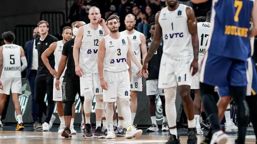 Spieler-der-Hamburg-Towers-verlassen-nach-dem-Abpfiff-die-Halle