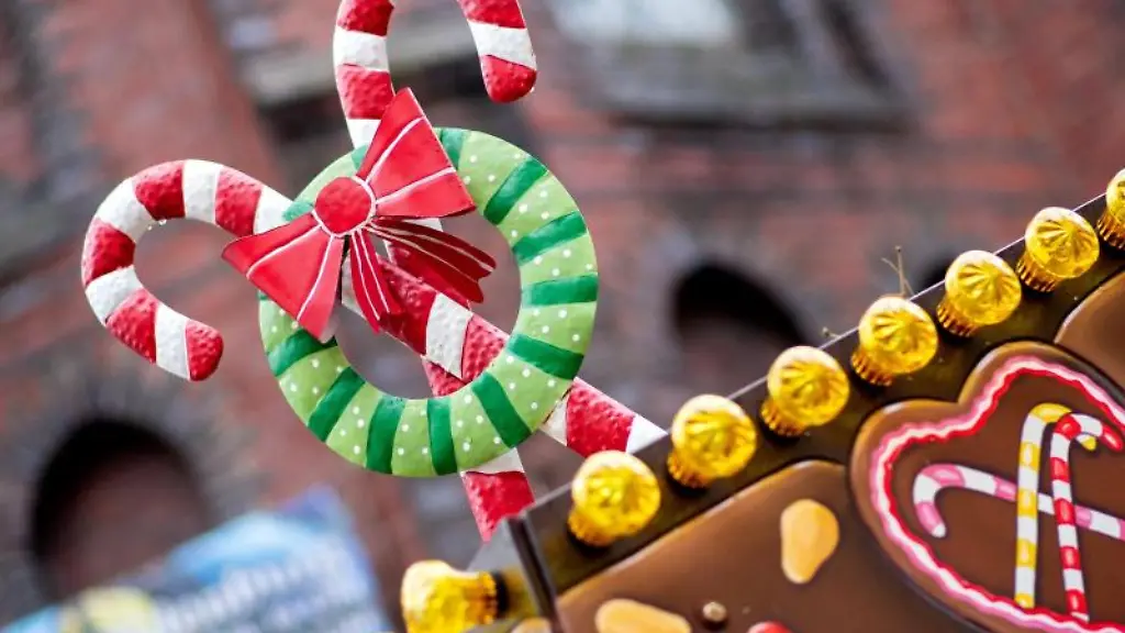 Ueberdimensionale-Deko-Zuckerstangen-schmuecken-einen-Verkaufsstand-auf-dem-Lamberti-Markt