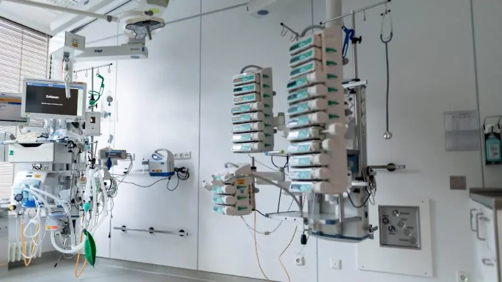 Geraete-stehen-und-haengen-in-einem-leeren-Zimmer-auf-einer-Corona-Intensivstation