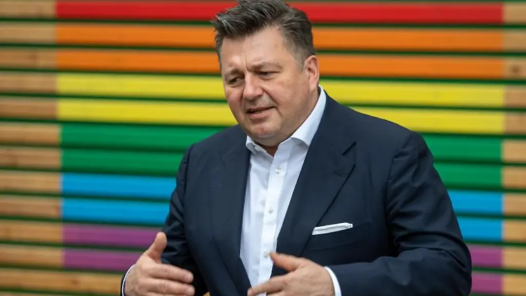 Andreas-Geisel-spricht-bei-einem-Pressetermin-im-sogenannten-Regenbogenkiez-mit-vielen-homosexuellen-Bewohnern-in-Berlin-Schoeneberg