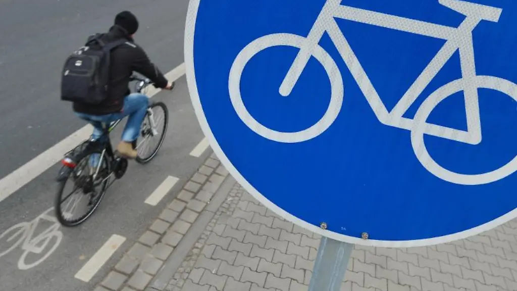 Ein-Mann-faehrt-mit-seinem-Fahrrad-auf-einem-mit-einem-Verkehrsschild-gekennzeichneten-Radweg