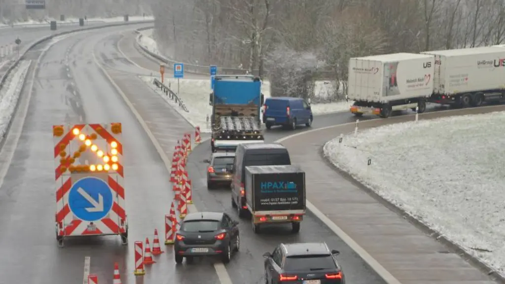 Ein-Stau-hat-sich-an-einer-Umleitung-auf-der-Autobahn-45-an-der-Ausfahrt-Luedenscheid-Mitte-gebildet