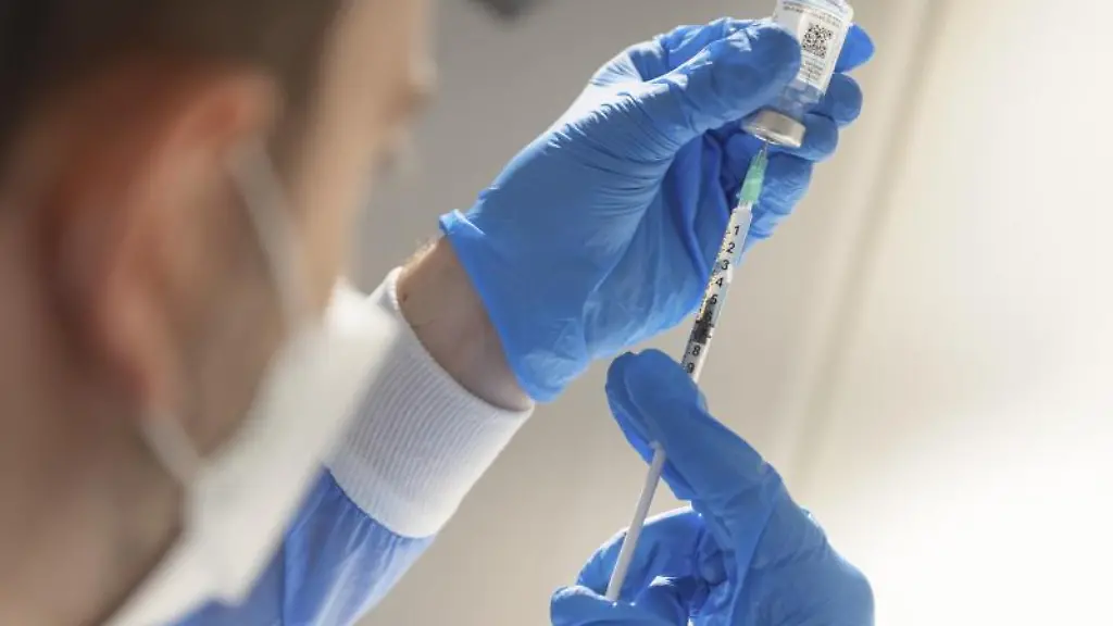 Ein-Helfer-zieht-eine-Spritze-mit-dem-Impfstoff-von-Moderna-auf