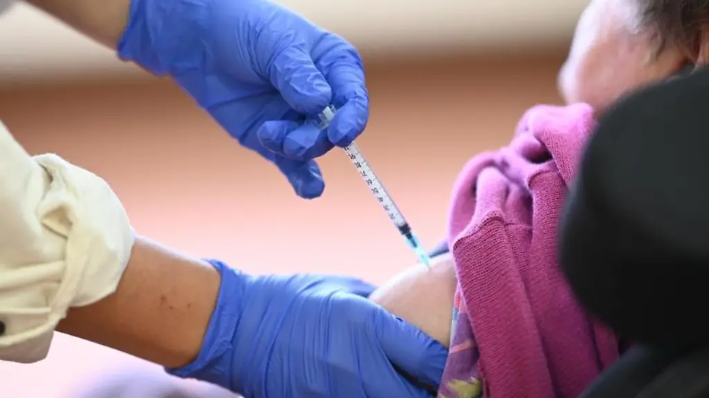 Eine-Medizinstudentin-impft-eine-Bewohnerin-eines-Pflegeheims-gegen-Corona