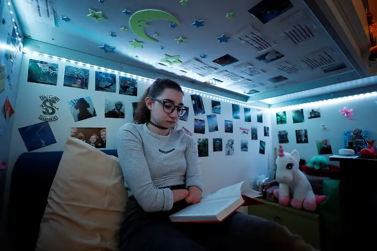 2021-12-02T090020Z-1988596190-RC23VQ9TSYWQ-RTRMADP-3-ITALY-GIRL-POLEDANCER