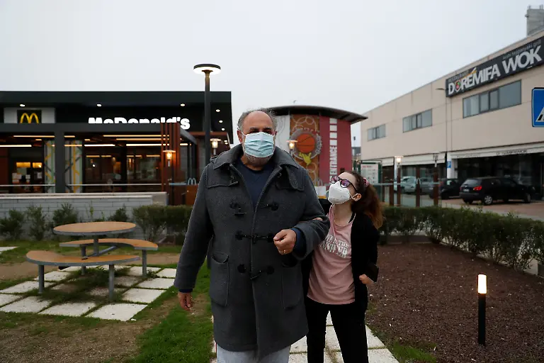 2021-12-02T090006Z-1250700498-RC2RTQ958JI2-RTRMADP-3-ITALY-GIRL-POLEDANCER