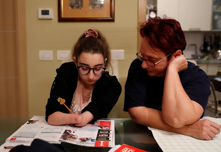 2021-12-02T090007Z-595430069-RC2STQ9985QB-RTRMADP-3-ITALY-GIRL-POLEDANCER