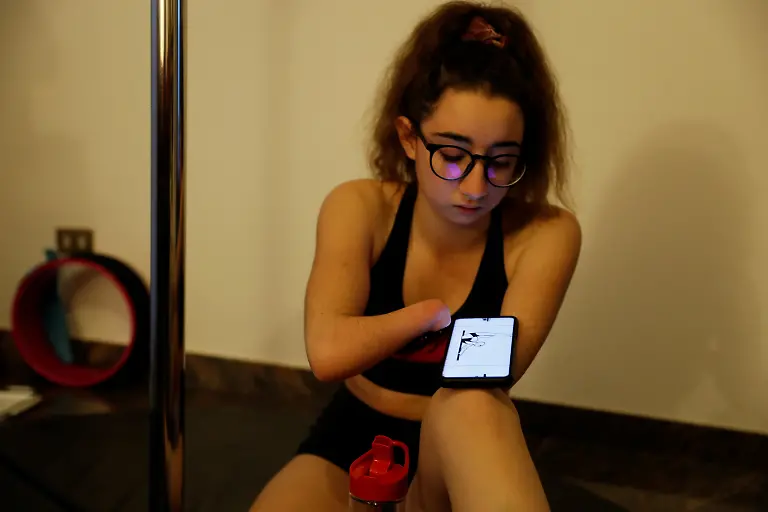 2021-12-02T090008Z-595942427-RC23TQ9IJNJ8-RTRMADP-3-ITALY-GIRL-POLEDANCER