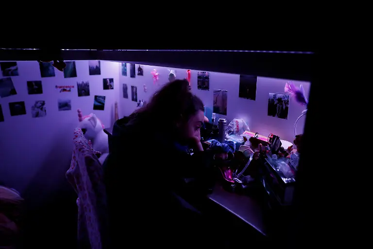 2021-12-02T090005Z-1305418332-RC2TUQ9HFCHP-RTRMADP-3-ITALY-GIRL-POLEDANCER