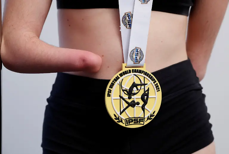 2021-12-02T090015Z-141969942-RC22VQ98R2DY-RTRMADP-3-ITALY-GIRL-POLEDANCER