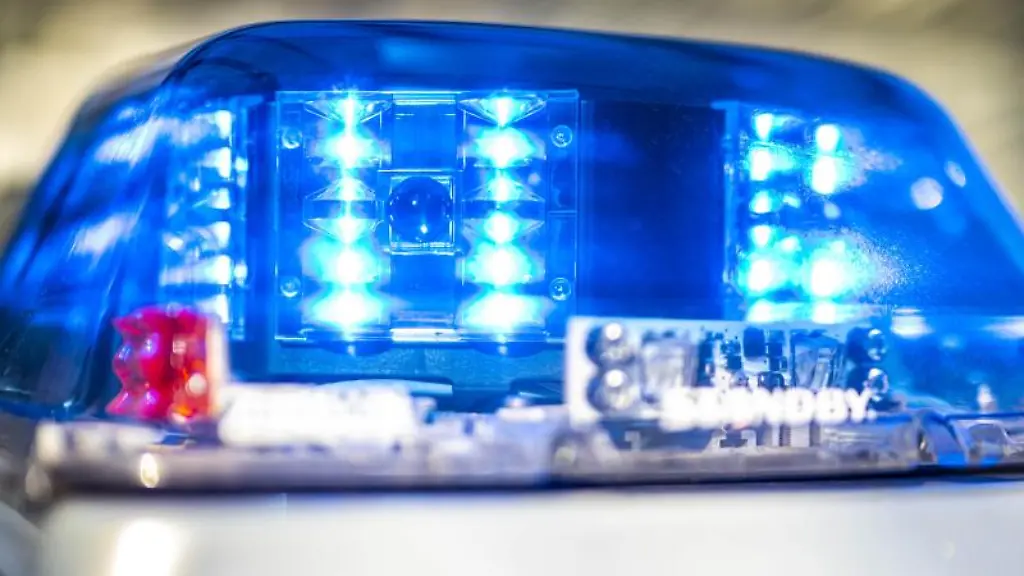Das-Blaulicht-an-einem-Polizeiwagen-leuchtet