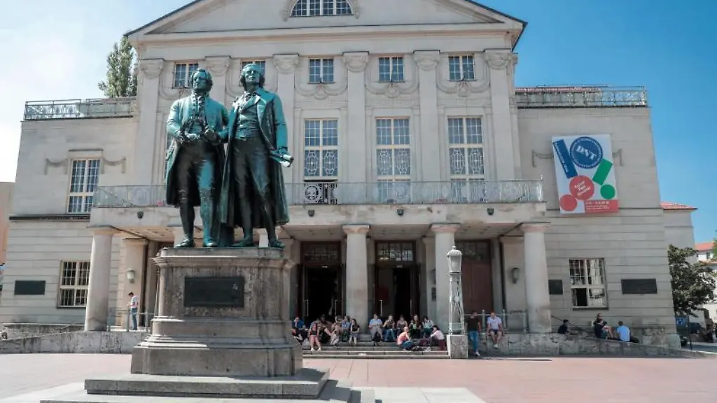 Das-Goethe-und-Schiller-Denkmal-auf-dem-Theaterplatz-vor-dem-Deutschen-Nationaltheater