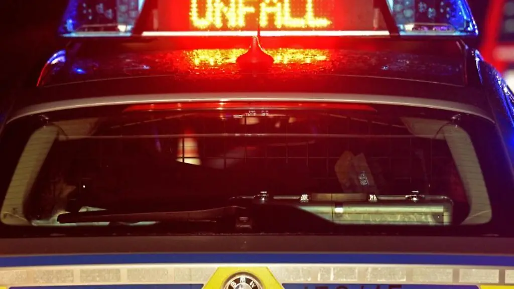 Ein-Streifenwagen-der-Polizei-steht-an-einer-Unfallstelle