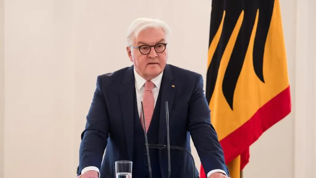 Bundespraesident-Frank-Walter-Steinmeier-spricht-bei-der-Verleihung-von-Verdienstorden-der-Bundesrepublik-Deutschland-im-Schloss-Bellevue
