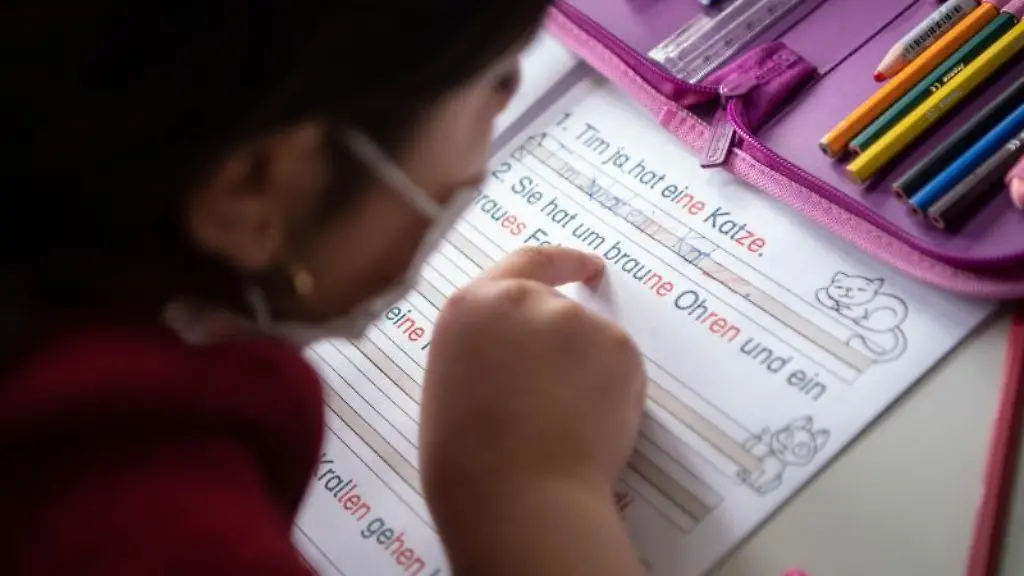 Eine-Schuelerin-nimmt-an-einer-Unterrichtseinheit-im-Rahmen-des-Programms-Lernen-mit-Rueckenwind-teil