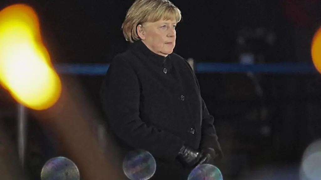 Bundeskanzlerin-Angela-Merkel-CDU-steht-bei-ihrer-Verabschiedung-durch-die-Bundeswehr-auf-dem-Podium