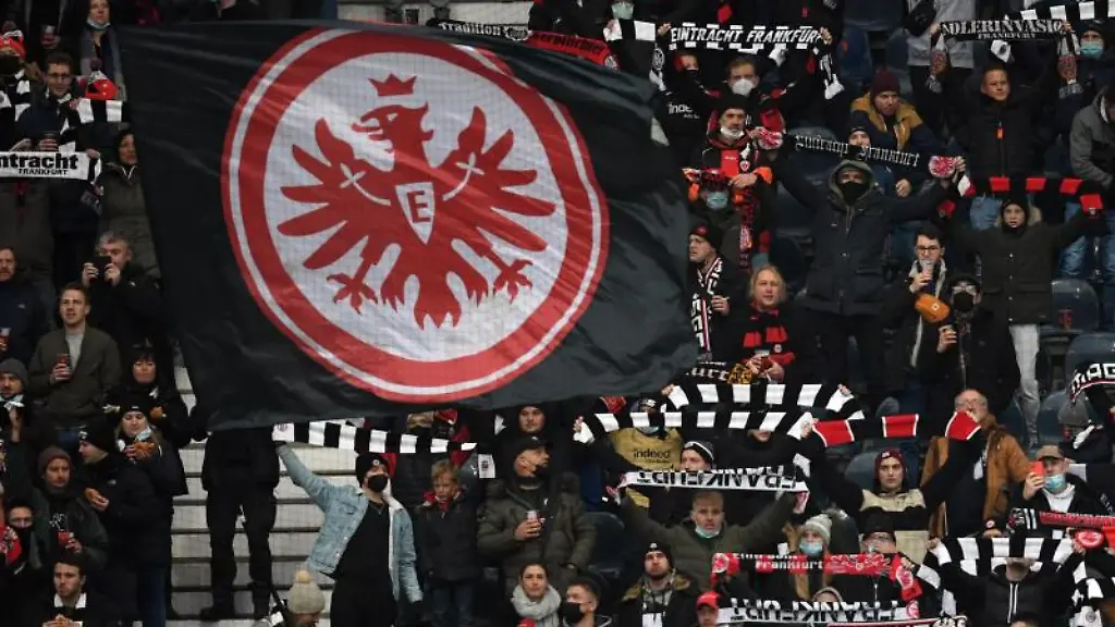 Eintracht-Fans-halten-ihre-Fanschals-hoch