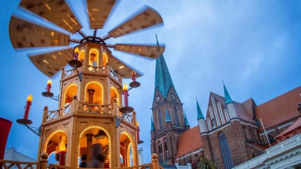 Die-Pyramide-auf-einem-Gluehweinstand-auf-dem-Weihnachtsmarkt-in-der-Landeshauptstadt-dreht-sich