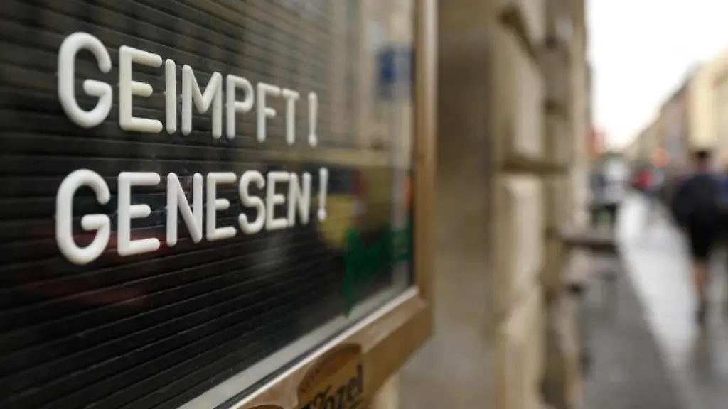Geimpft-Genesen-steht-auf-einem-Schild-an-einer-Bar