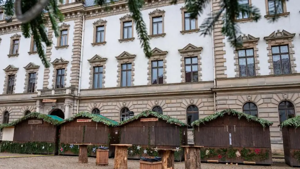 Der-geschlossene-Weihnachtsmarkt-im-Innenhof-von-Schloss-Thurn-und-Taxis