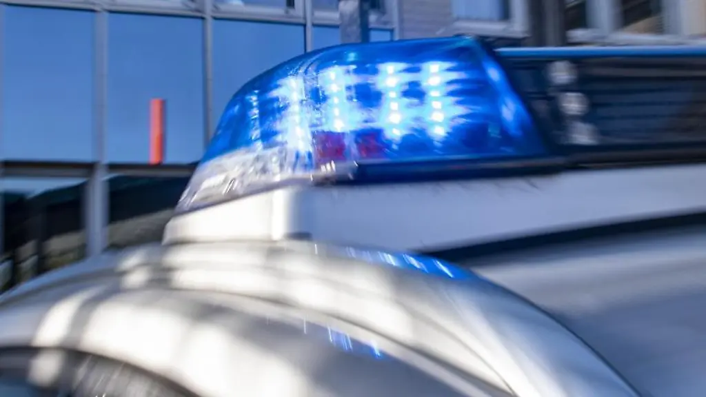 Das-Blaulicht-an-einem-Polizeiwagen-ist-eingeschaltet