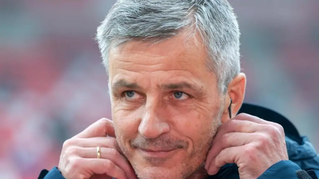 Trainer-Jens-Haertel-von-Rostock-steht-vor-dem-Spiel-im-Stadion