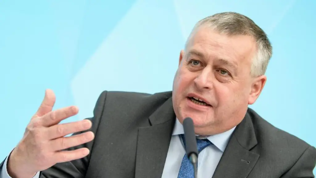 Walter-Heidl-spricht-auf-einer-Pressekonferenz