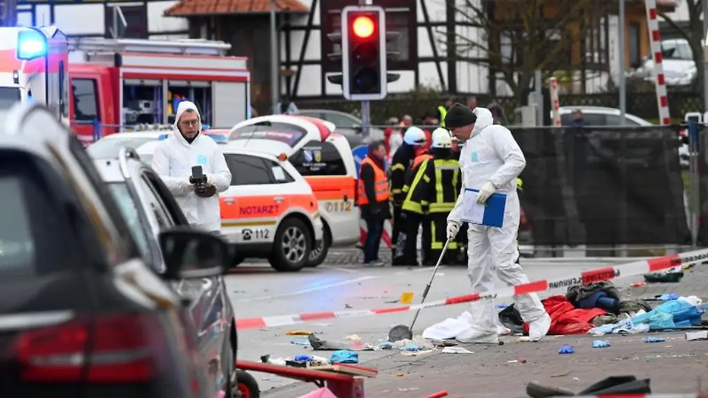 Einsatzkraefte-sichern-Spuren-nachdem-das-Auto-in-den-Rosenmontagszug-gefahren-war
