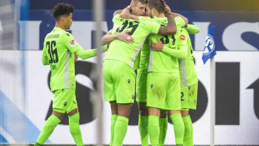 Spieler-von-Sandhausen-jubeln-waehrend-eines-Spiels