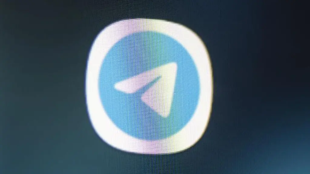 Auf-dem-Bildschirm-eines-Smartphones-sieht-man-das-Logo-der-App-Telegram
