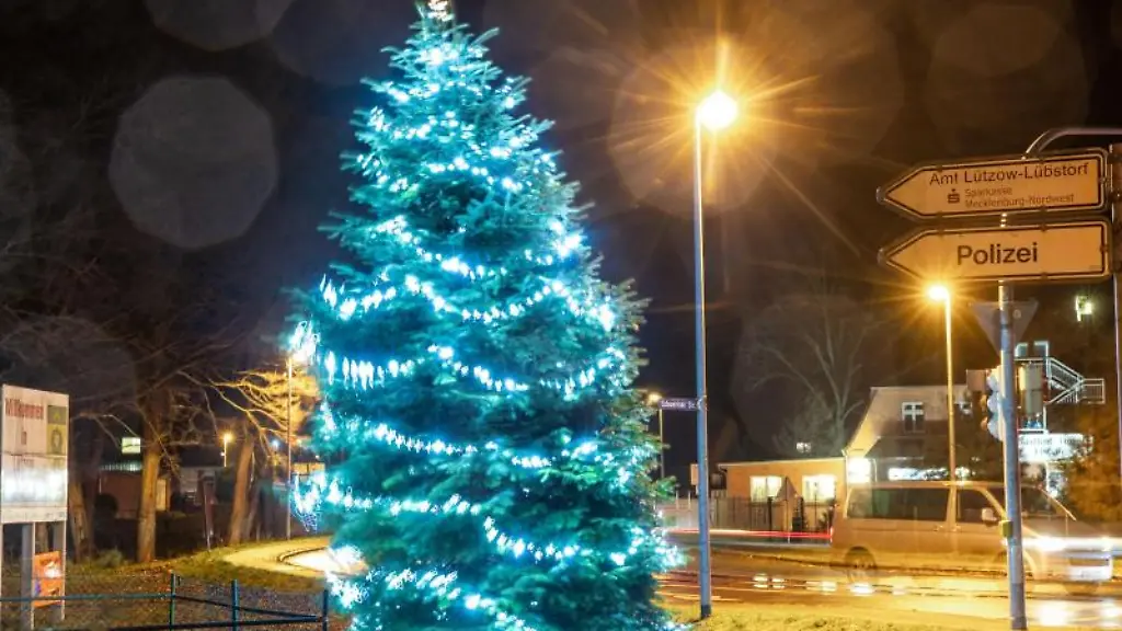 Der-beleuchtete-Weihnachtsbaum-in-der-Dorfmitte-schwankt-bei-starkem-Wind
