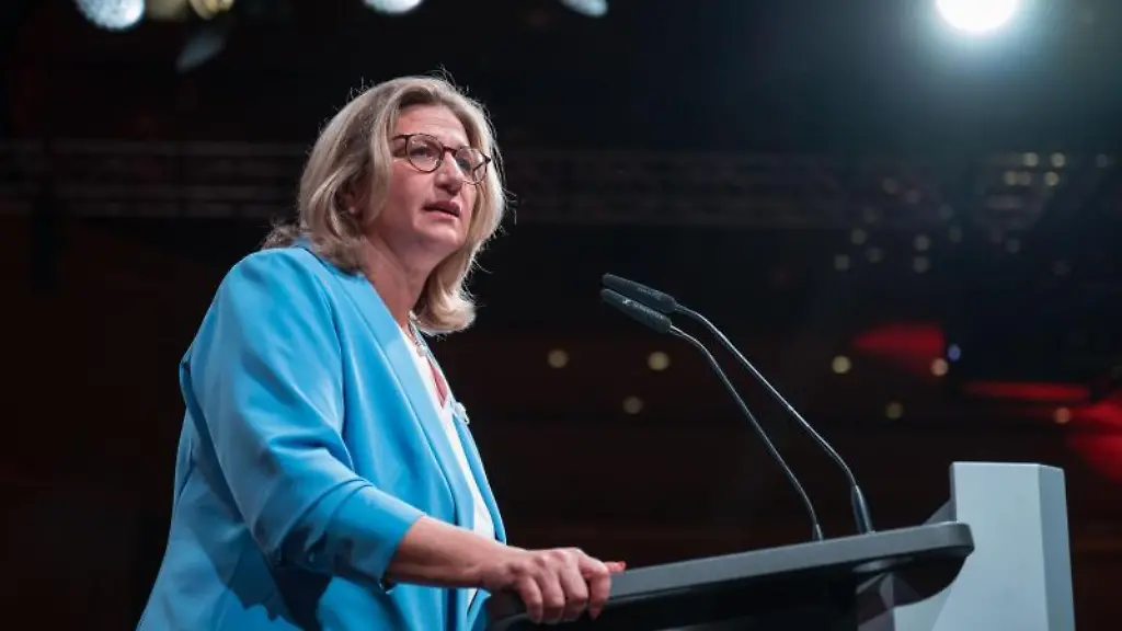 Anke-Rehlinger-spricht-bei-einer-Konferenz-der-SPD-Saar