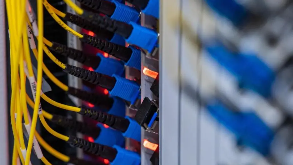 Blick-auf-Glasfaserkabel-in-einem-PoP-Verteiler