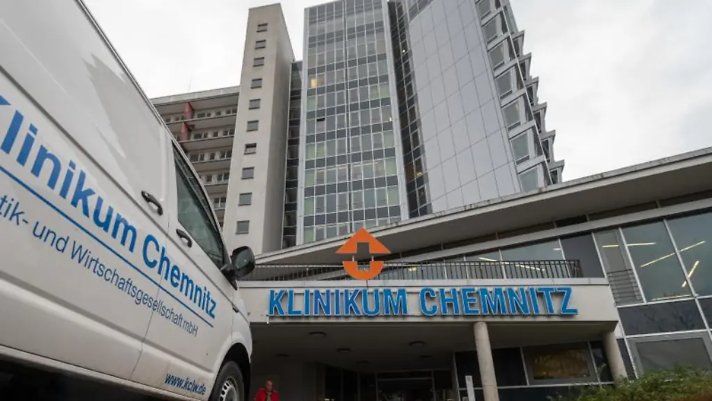 Blick-auf-den-Haupteingang-des-Klinikum-Chemnitz