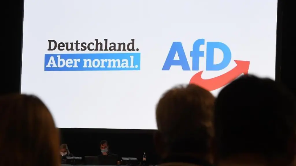 Parteimitglieder-verfolgen-den-Landesparteitag-der-AfD-Bayern