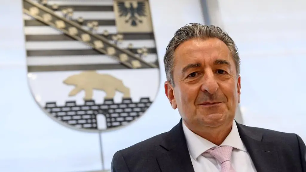 Gunnar-Schellenberger-CDU-steht-im-Landtag-von-Sachsen-Anhalt-vor-dem-Wappen-des-Landes