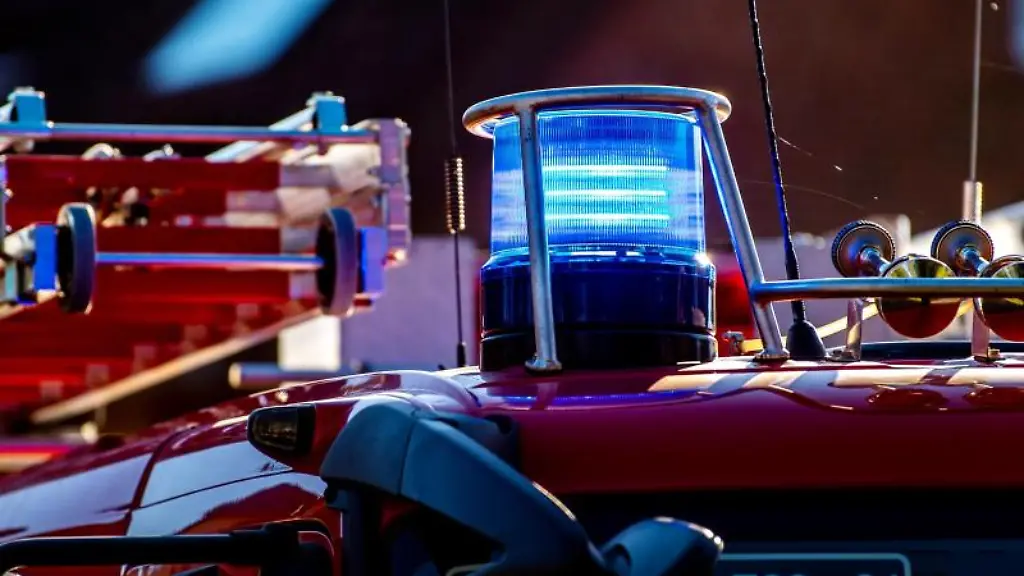 Auf-dem-Dach-eines-Einsatzfahrzeugs-der-Feuerwehr-leuchtet-ein-Blaulicht