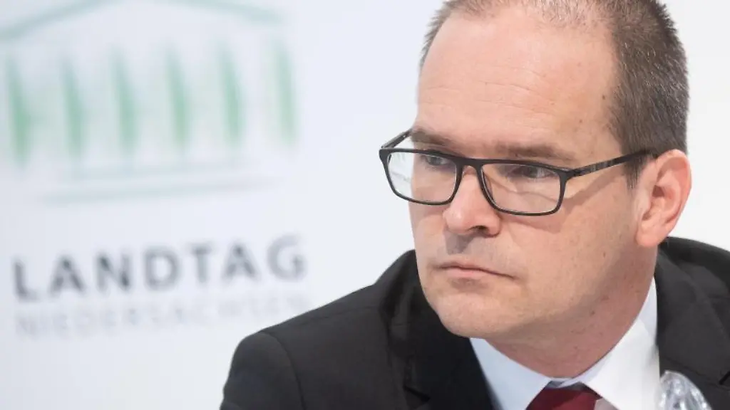 Grant-Hendrik-Tonne-SPD-Kultusminister-Niedersachsen-schaut-nach-vorne