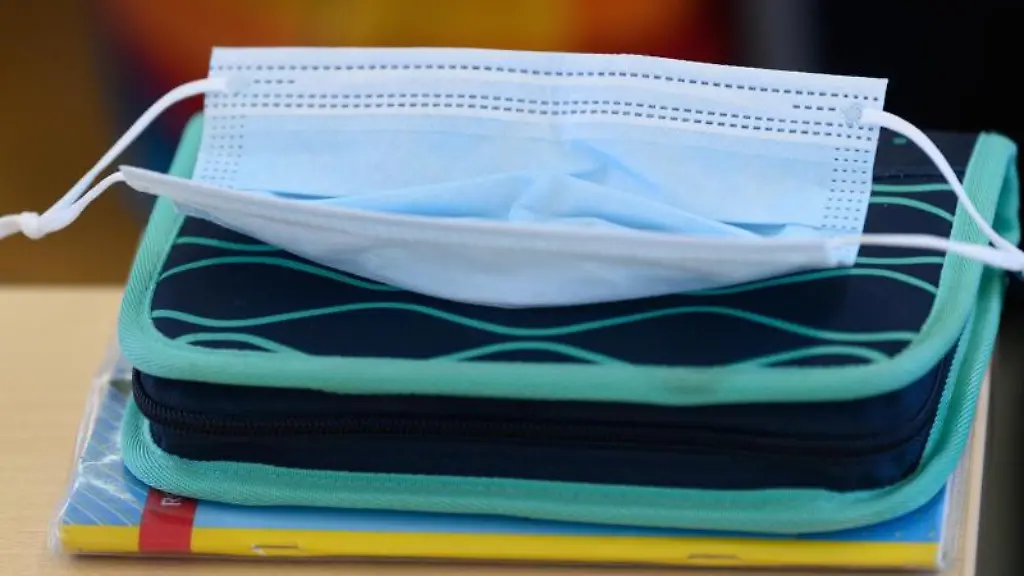 Eine-OP-Maske-liegt-in-einem-Klassenzimmer-auf-einem-Federmaeppchen