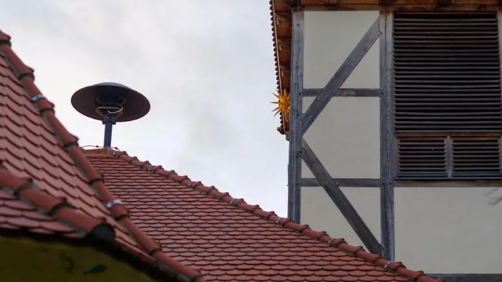Die-Sirene-auf-dem-Dach-der-Kirche-in-Menz-Der-Ort-ist-eine-Gemeinde-von-Gommern
