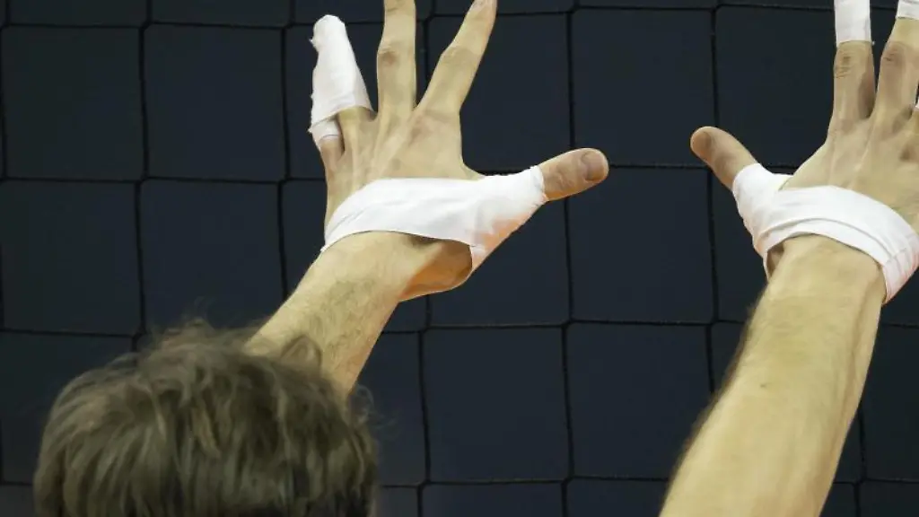 Ein-Volleyball-Spieler-streckt-die-Haende-aus