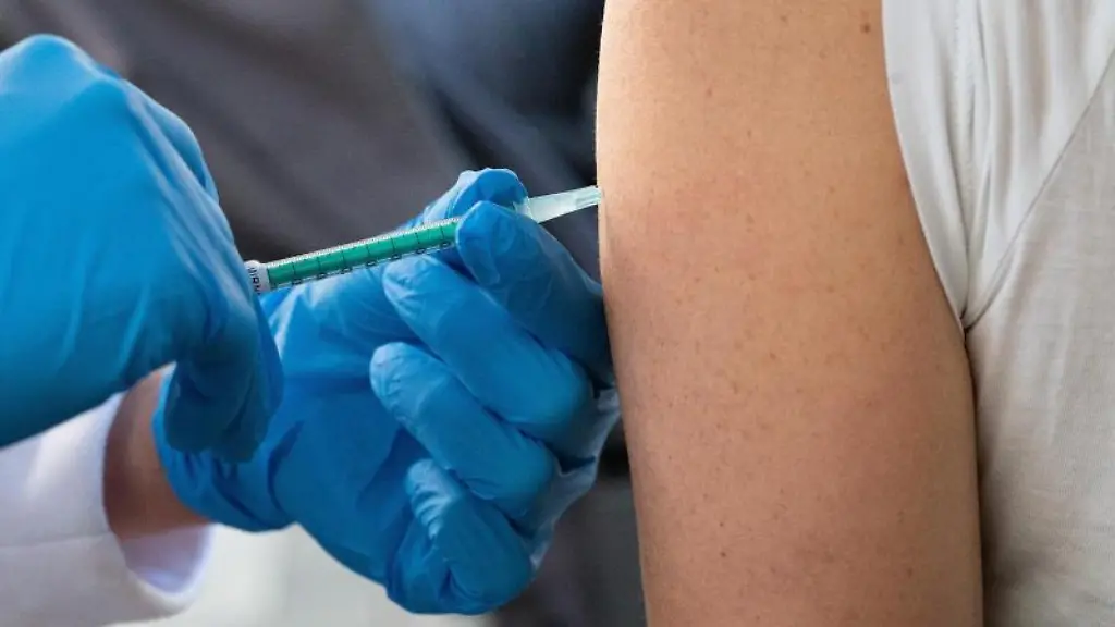 Eine-Frau-wird-waehrend-einer-Corona-Impfaktion-in-Giessen-geimpft