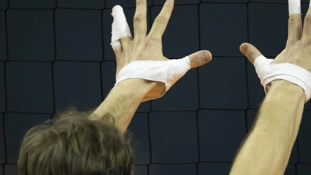 Ein-Volleyball-Spieler-streckt-die-Haende-aus