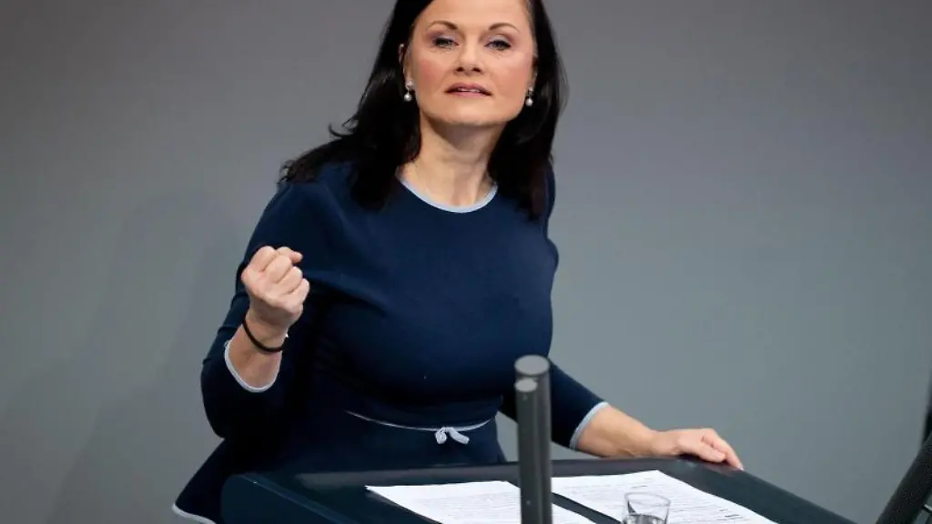 Gitta-Connemann-CDU-Bundestagsabgeordnete-spricht
