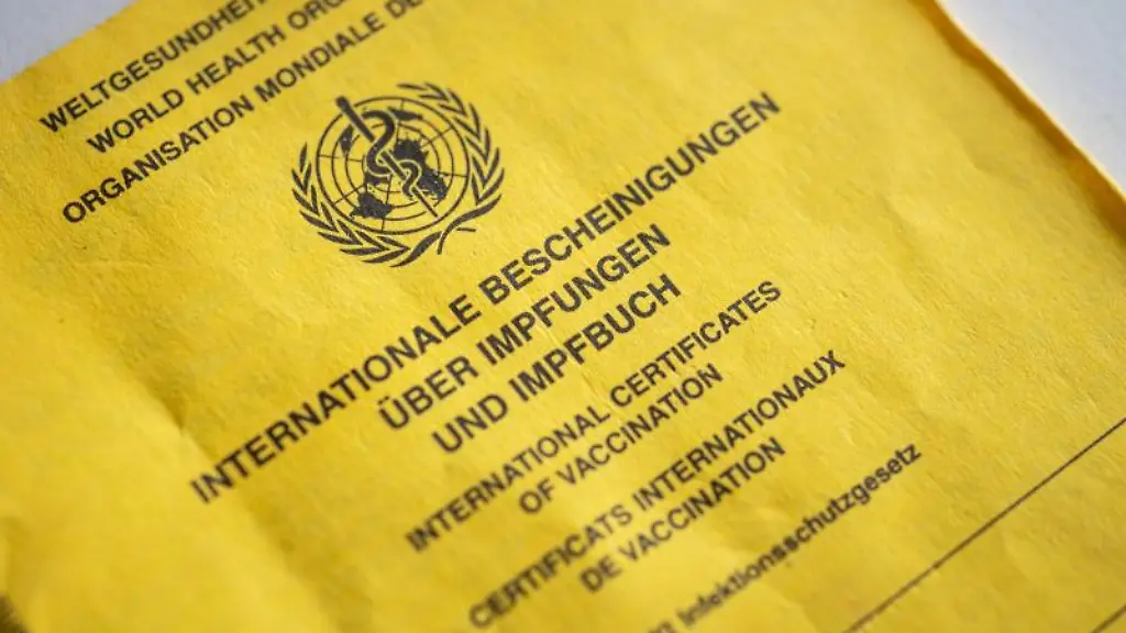 Ein-Impfbuch-liegt-auf-einem-Tisch